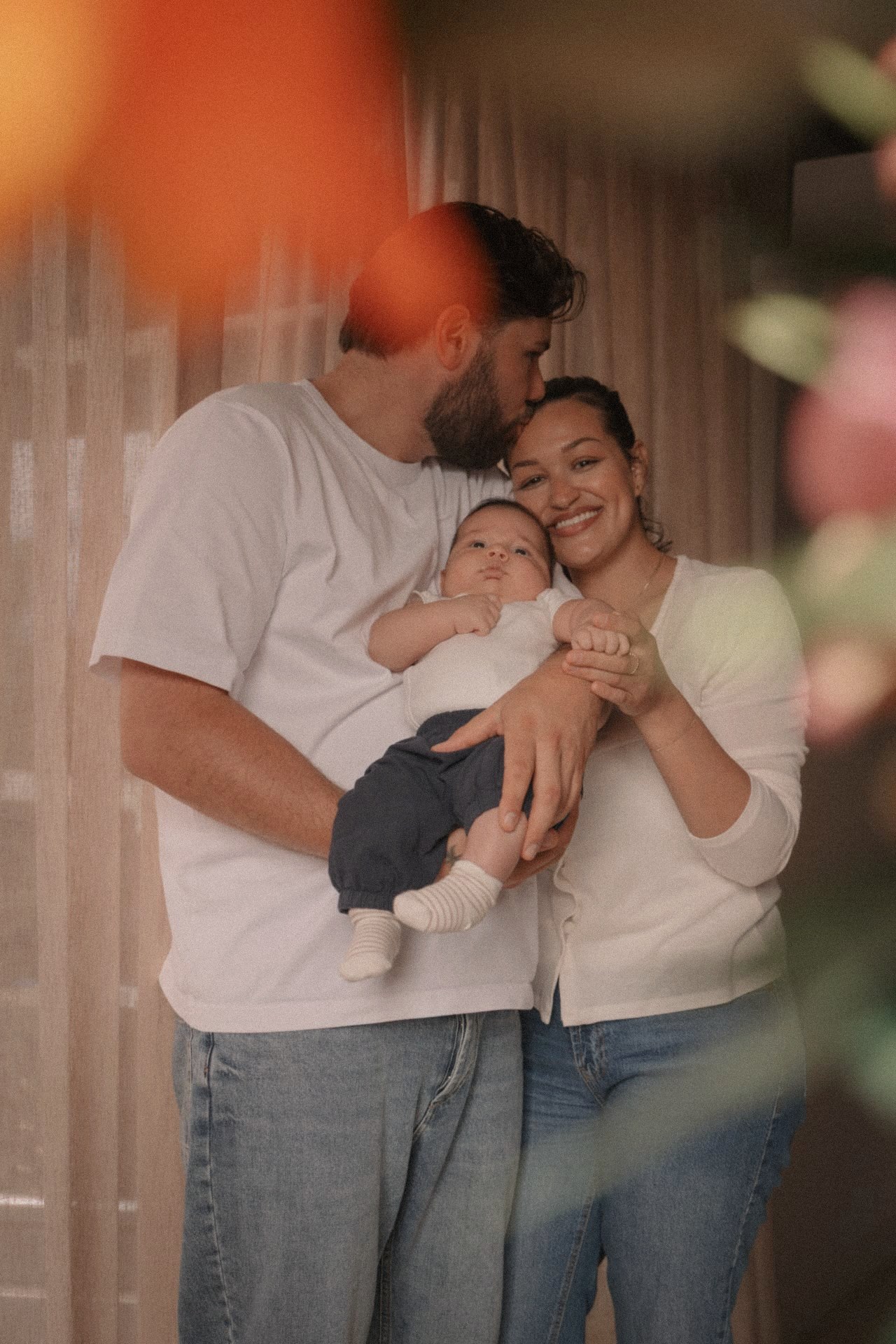 Trotse ouders met hun newborn, gefotografeerd door de bloemen