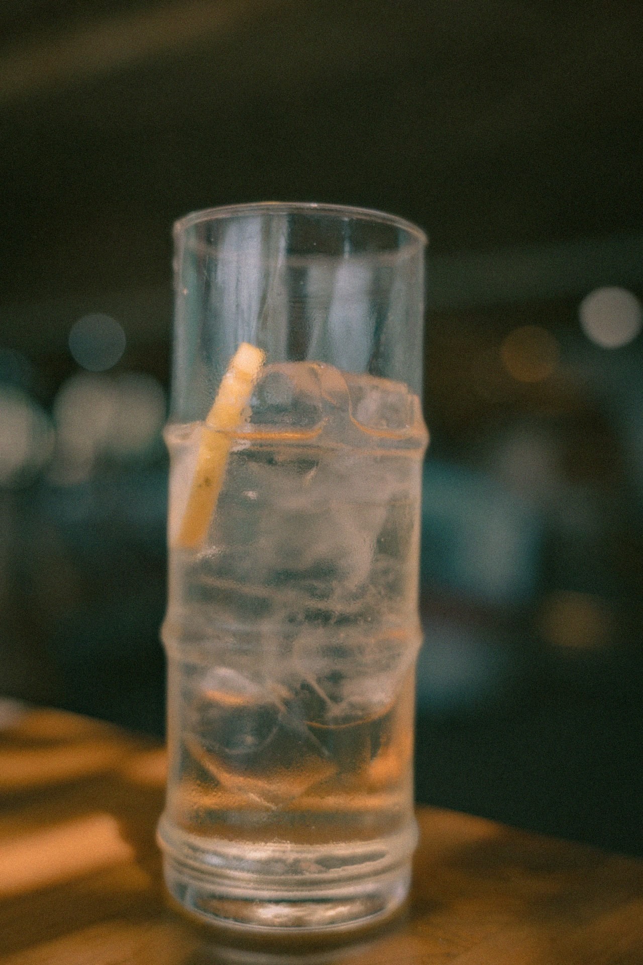 Verfrissende cocktail met ijs en een schijfje citrus