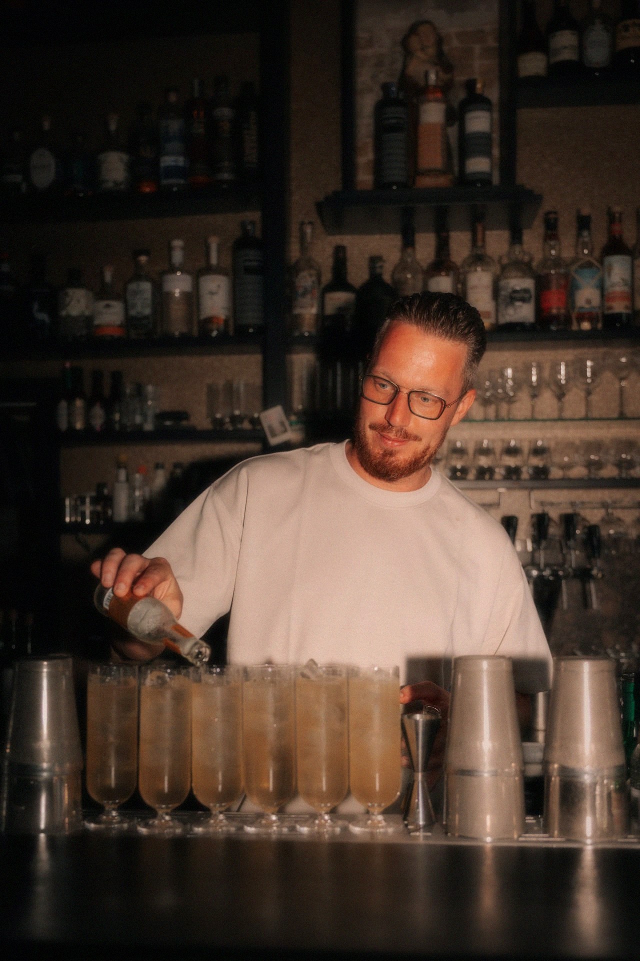 Bartender schenkt drankjes in achter de bar